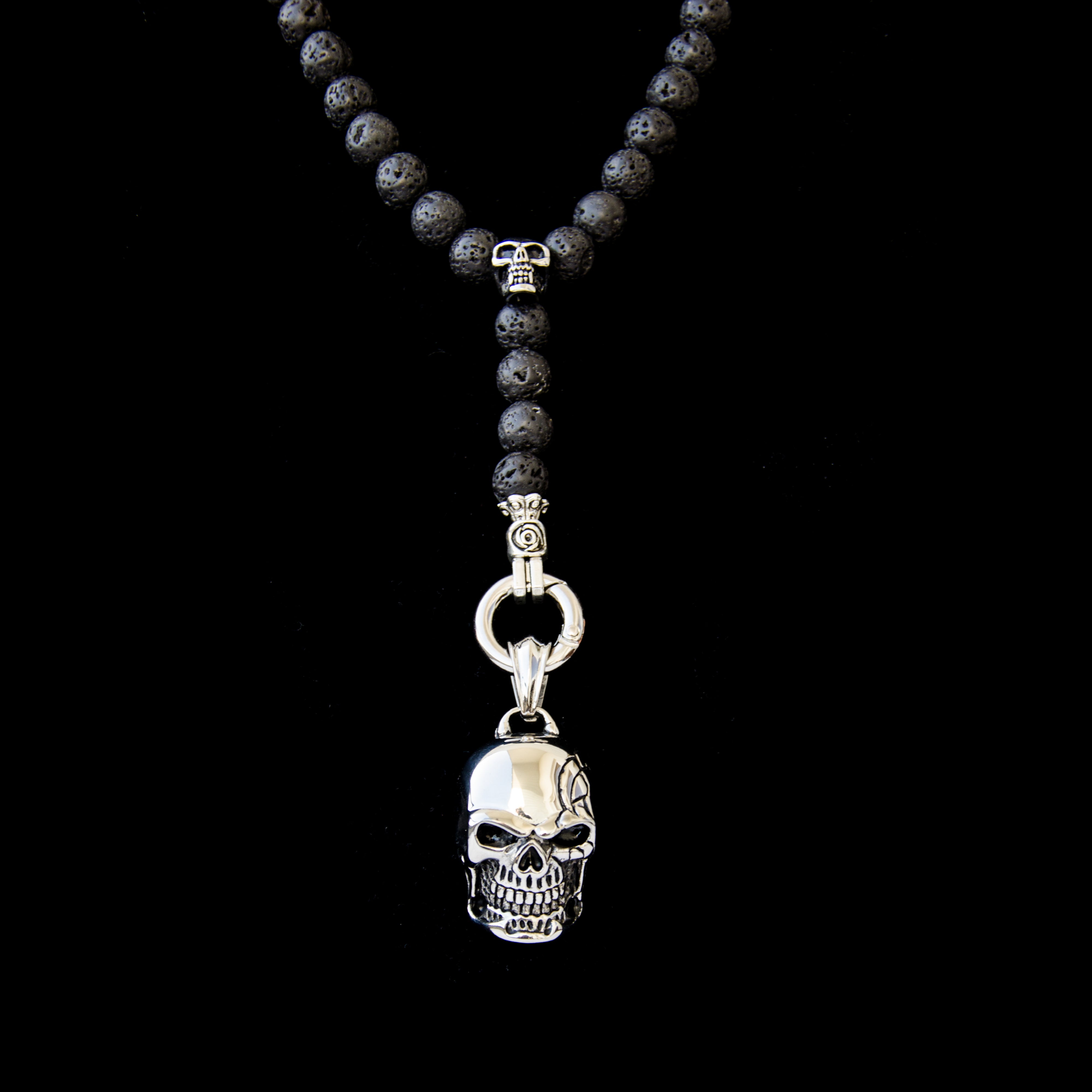 Y-Perlenkette - 10mm Lava und Totenkopf Elemente